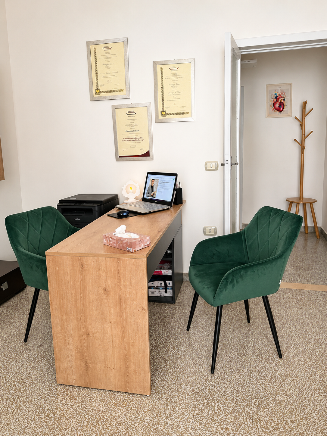 Studio del Dottor Giuseppe Zucaro a Corato — postazione con poltrone verdi e attestati